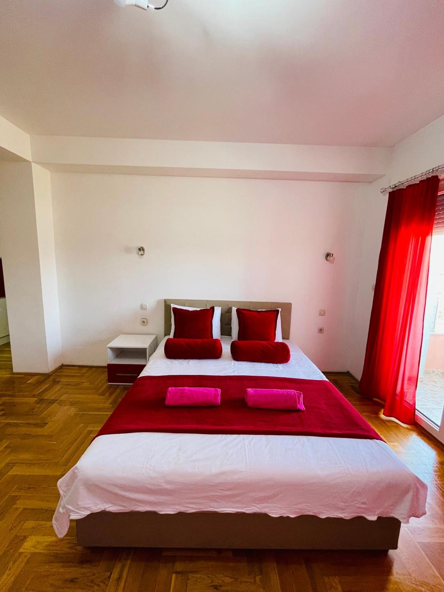 Front Beach Exclusive Apartments Struga Esterno foto