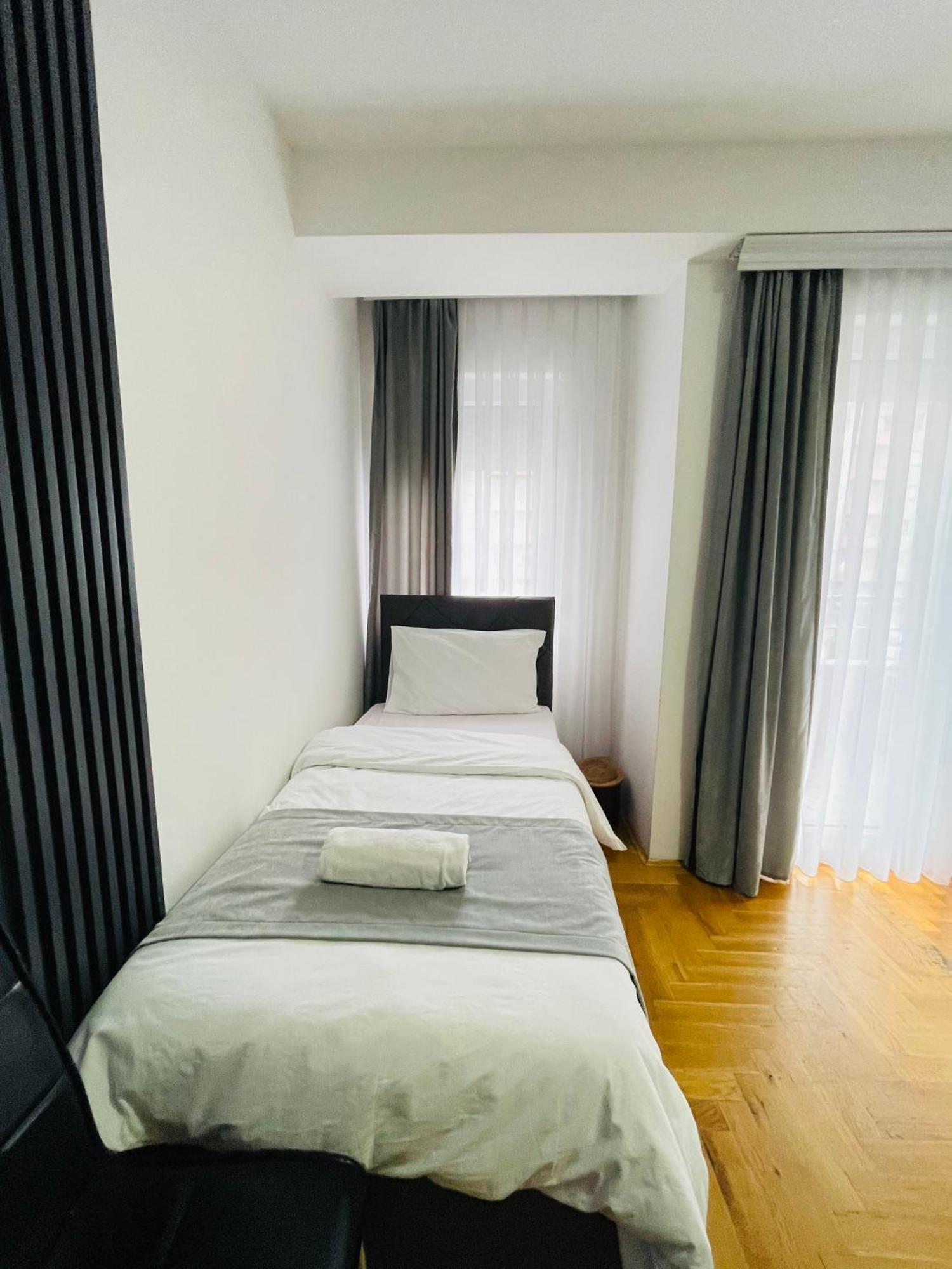 Front Beach Exclusive Apartments Struga Esterno foto