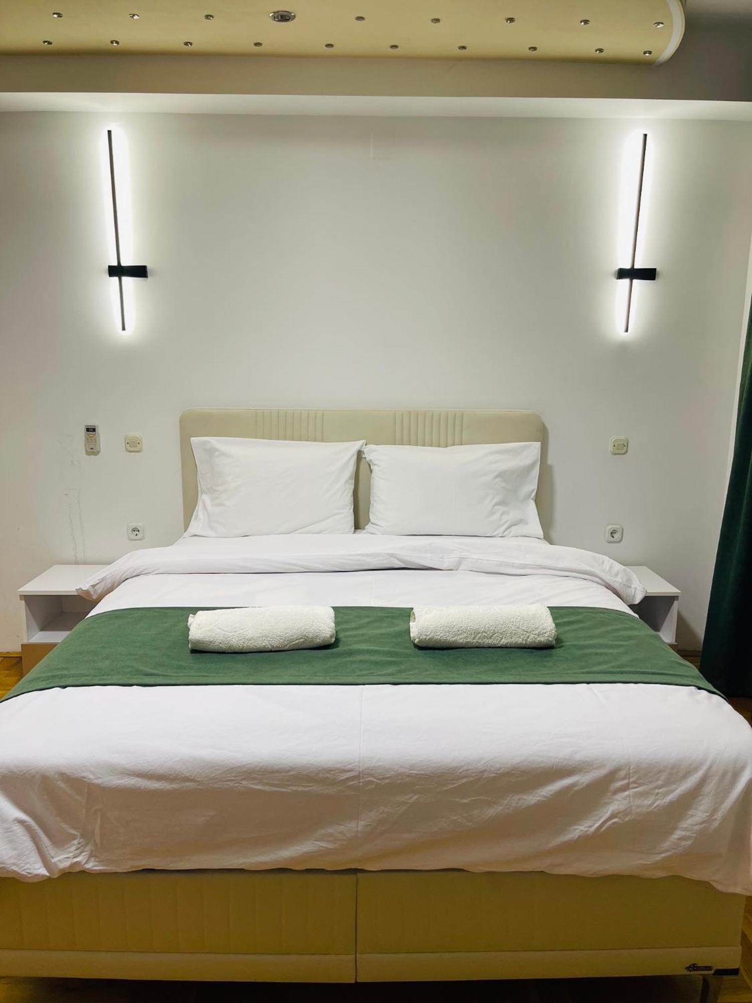 Front Beach Exclusive Apartments Struga Esterno foto